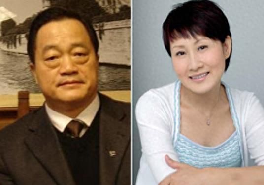 54岁张凯丽和丈夫近照，丈夫曾是知名作家，转行成地产大亨