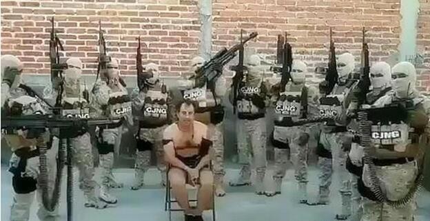 大毒枭遭受“黑吃黑”，墨西哥的警察命苦，毒市井：我们命更苦！