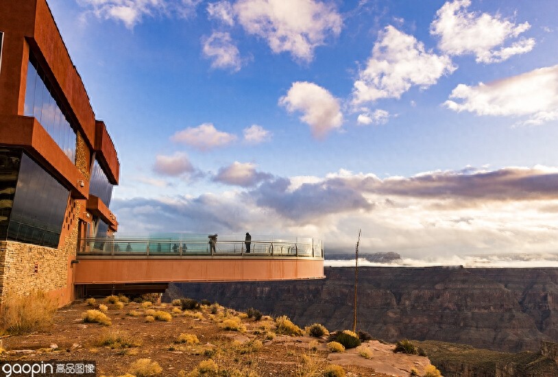 科罗拉多大峡谷上的悬空玻璃走廊，堪称建筑业的一个壮举