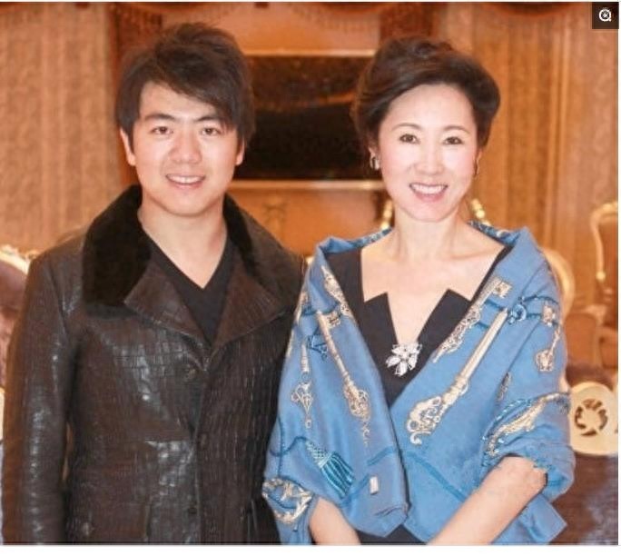 王健林老婆林宁,自己拥有投资集团,气质不凡,背景深厚