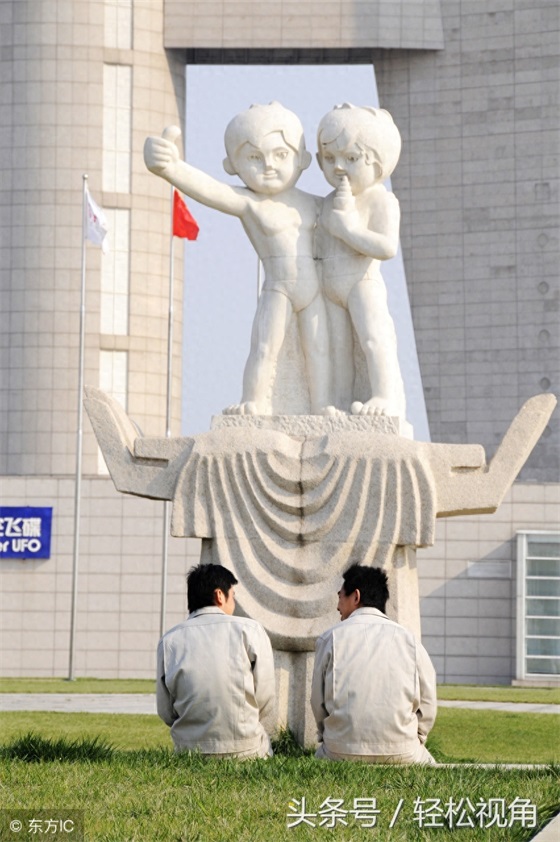 山东青岛：一组海尔兄弟的搞笑老图片，还是他们俩看的顺眼可爱