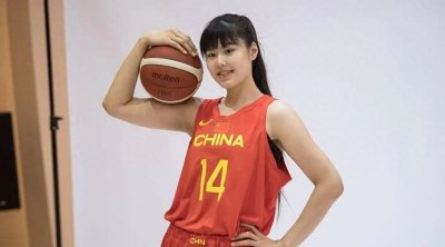 ​女篮小将李月汝：穿短裙秀傲人身材，与2米18男友遗憾结束5年感情