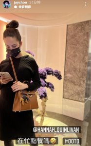 ​周杰伦陪老婆逛街甜蜜偷拍，昆凌挺六个月孕肚，素颜出镜略显憔悴