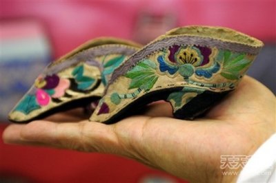 ​古代鞋头高高的“鞋翘” 或暗藏刀片用作女性防身秘器