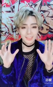 ​“蔡徐坤”惊现花椒巅峰之战 再现神曲《PPAP》大秀魔性捣蒜舞