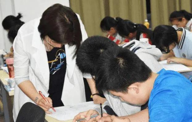 曹文轩和郑渊洁事件(好牌打烂了知名作家曹文轩课外读物惹争议)(9)