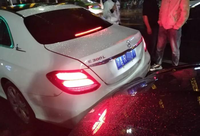 追尾玛莎拉蒂又怼上奔驰,撞掉十几万!还要坐牢…