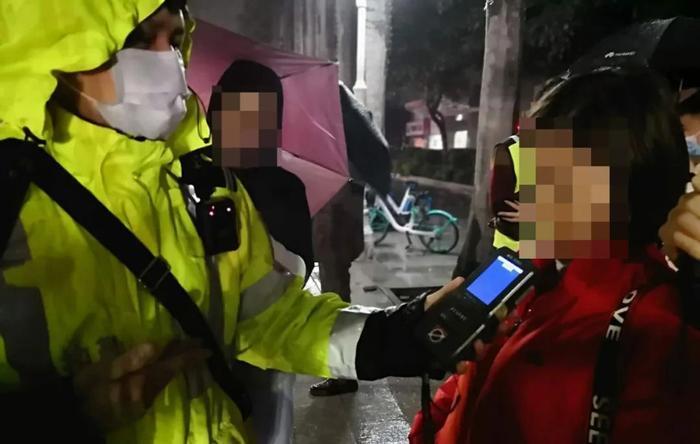 追尾玛莎拉蒂又怼上奔驰,撞掉十几万!还要坐牢…