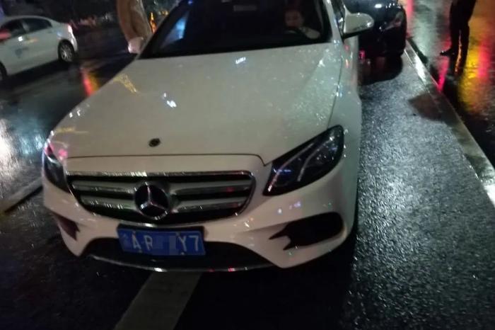 追尾玛莎拉蒂又怼上奔驰,撞掉十几万!还要坐牢…