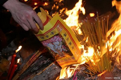 ​中元节烧纸，这里火光通明，网友:生前一碗水，胜过坟前万堆灰