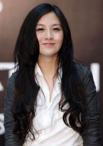 ​她是最美富二代，29岁身价上百亿，但却跟农村穷小子结了婚！