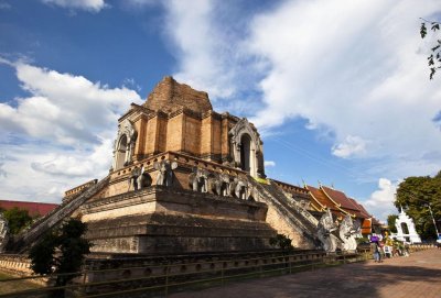 ​斑驳的佛塔承载着厚重的历史，清迈最著名的寺庙——契迪龙寺