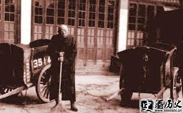 黄金荣晚年扫大街