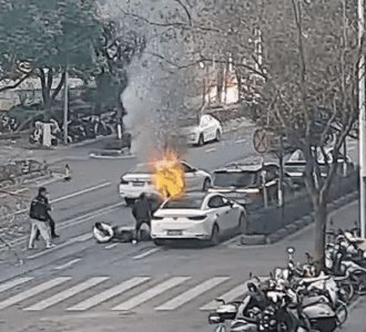 ​燃烧的轿车与无畏的英雄：陈竹的救人传奇