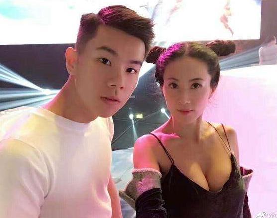 全网“最老辣妈”火了，53岁却像18岁少女，和儿子一起像情侣