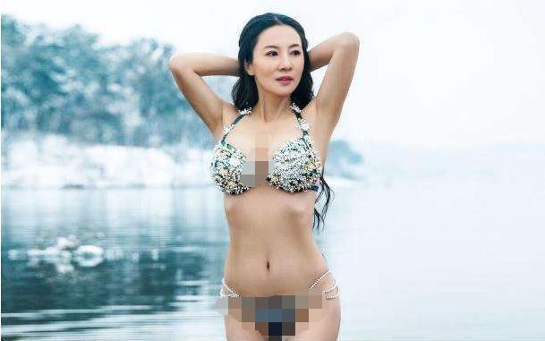 全网“最老辣妈”火了，53岁却像18岁少女，和儿子一起像情侣