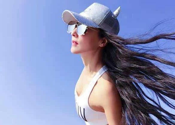 全网“最老辣妈”火了，53岁却像18岁少女，和儿子一起像情侣