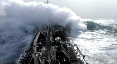​恐怖时刻！北大西洋风暴中油轮与巨浪搏斗 场面似惊悚影片