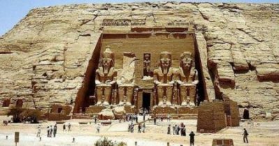 ​鸵鸟世界上现存体型最大的鸟类，高可达2.5米