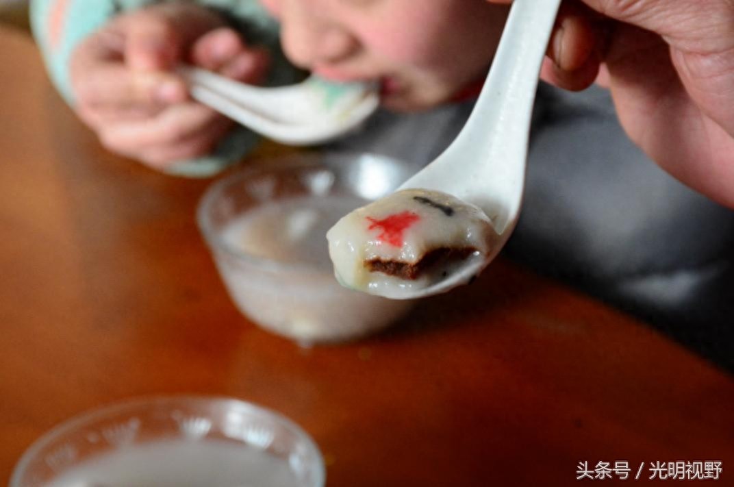 山东济南现“麻将汤圆”,创意十足,网友调侃“吃完一定手气好”