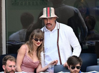 ​情到浓时方恨少！“霉霉”泰勒斯威夫特和男友亮相看台，贴身亲吻