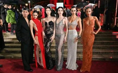 ​世界超模集体透视装秀，东方美女一袭黑色系透视神秘性感！