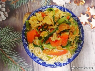 ​2分钟就能做出一碗家常捞面，营养味美，香气四溢，简单又开胃。