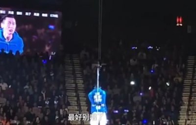 ​刘德华演出突然失声，鞠躬致歉泪流满面，无奈只好中止演唱会