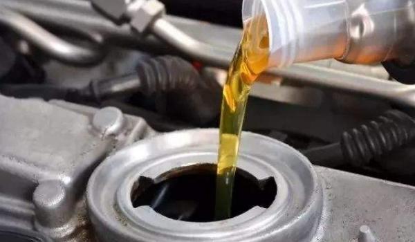 新车多久换机油-