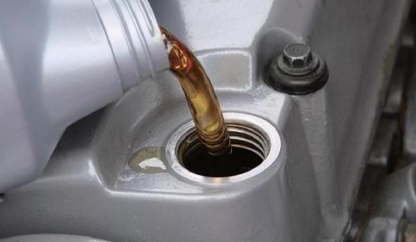 新车多久换机油-