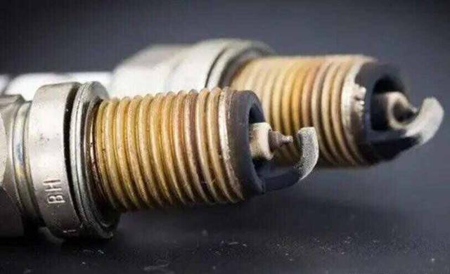 火花塞积碳怎么处理?怎样清洗火花塞上的积碳-