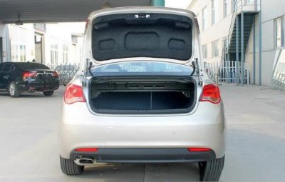 ​荣威550后备箱按钮在哪，荣威550车内怎么开后备箱