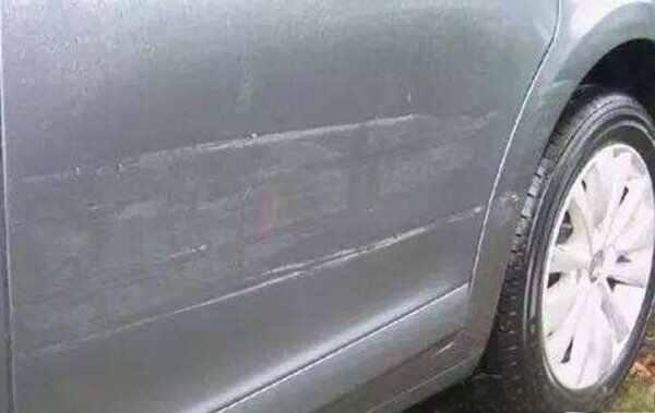 新车划痕了,心疼怎么办？树枝划了车划痕能处理吗?-