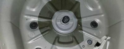 ​汽车后备箱排水孔位置图解，后备箱上的三个孔需要打开吗