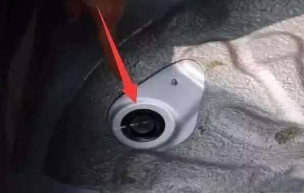 汽车后备箱排水孔位置图解,后备箱上的三个孔需要打开吗-