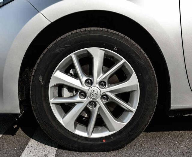 轮胎气门芯怎么取出来-