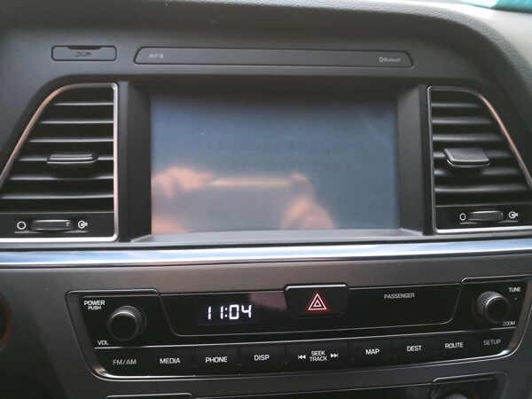 汽车屏幕黑屏怎么回事-