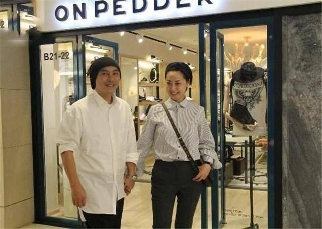 52岁张卫健近照,妻子流产两次,亲弟弟却还控告他!