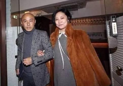 52岁张卫健近照,妻子流产两次,亲弟弟却还控告他!