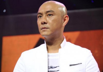 ​52岁张卫健近照，妻子流产两次，亲弟弟却还控告他！