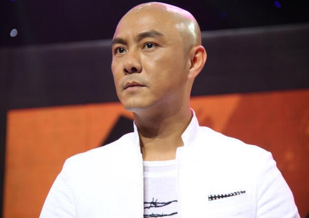 52岁张卫健近照,妻子流产两次,亲弟弟却还控告他!