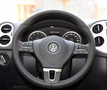 ​车方向盘抖动怎么回事啊？汽车方向盘抖动的原因和解决办法