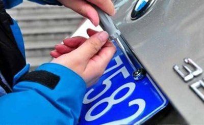 ​汽车车牌螺丝怎么安装？车牌怎么上螺丝 安装