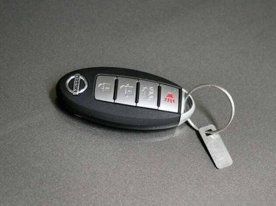 ​车钥匙锁车里了怎么办?教你一招