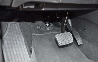 ​开车踩油门和刹车的正确方法