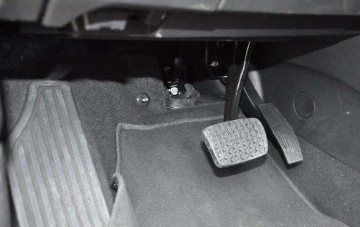 开车踩油门和刹车的正确方法-