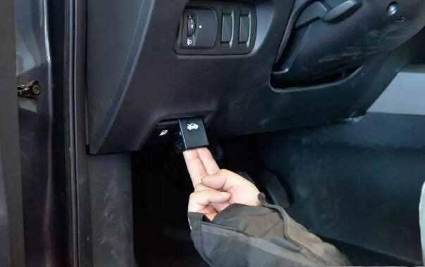 如何打开汽车引擎盖?怎么打开汽车引擎盖-