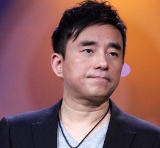 ​吕方现场唱起《朋友别哭》，观众报以热烈掌声，还是老歌打动人心