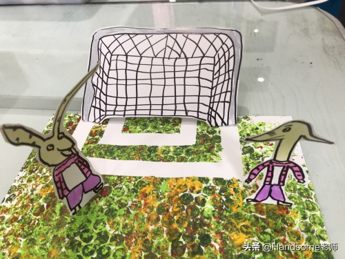 儿童创意美术教学:足球场创意画——《足球万岁》