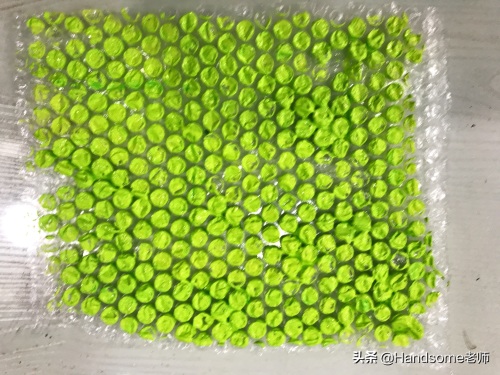 儿童创意美术教学:足球场创意画——《足球万岁》